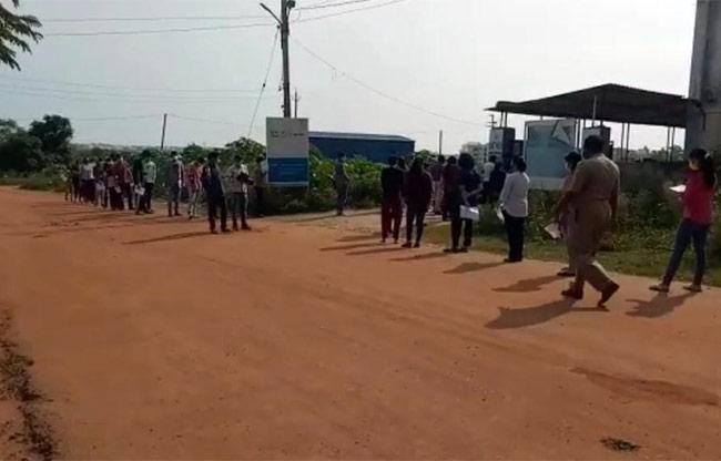 जेईई (मेन) की परीक्षा देने पहुंचे परीक्षार्थी (aajtak.in)