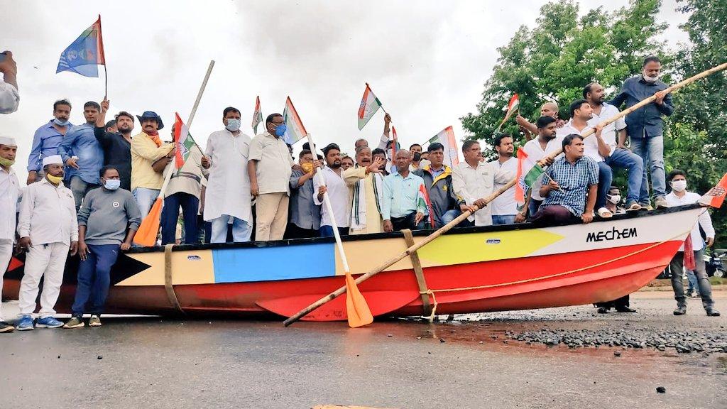 सड़क पर नाव के साथ विधायक