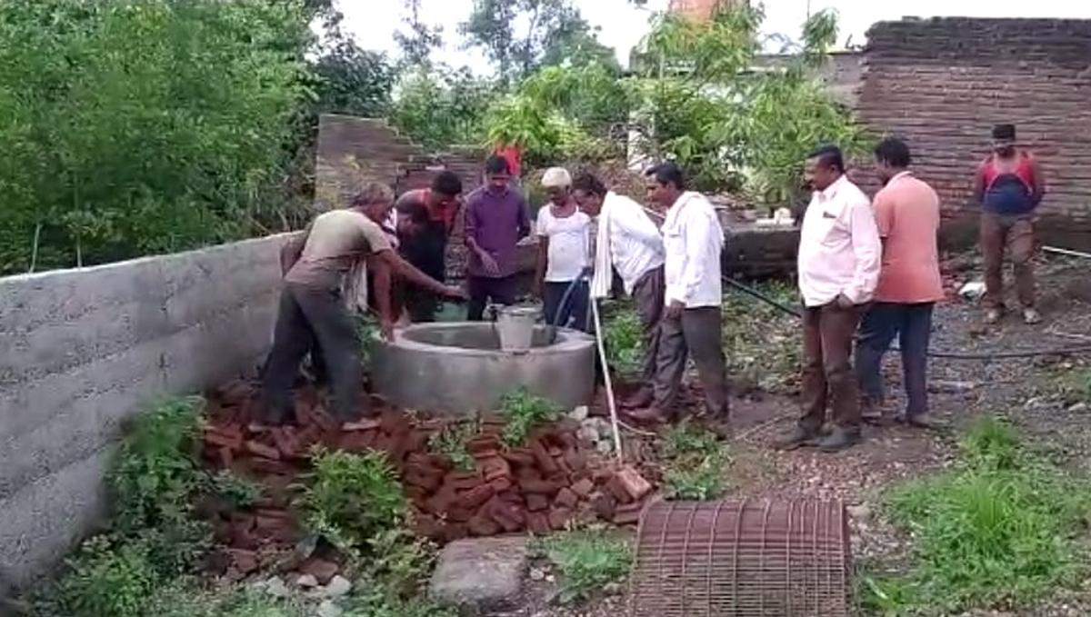पूरे जिले में कुएं और उसके मालिक की चर्चा