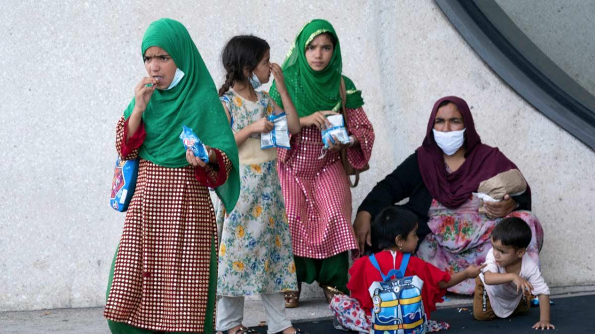 बड़ी संख्या में लोग अफगानिस्तान छोड़ने की कोशिश में लगे हुए हैं (पीटीआई)
