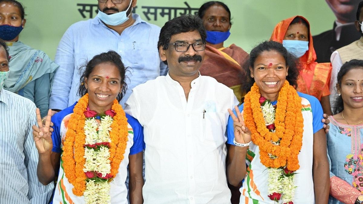 सीएम के साथ हॉकी खिलाड़ी