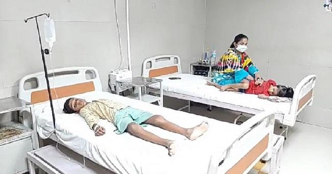 बीमार बच्चोंं का चल रहा उपचार