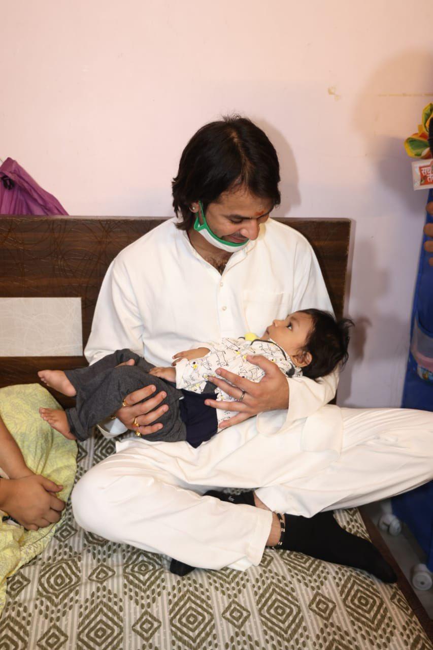 अयांश को गोद में खिलाते तेज प्रताप यादव (ट्विटर)
