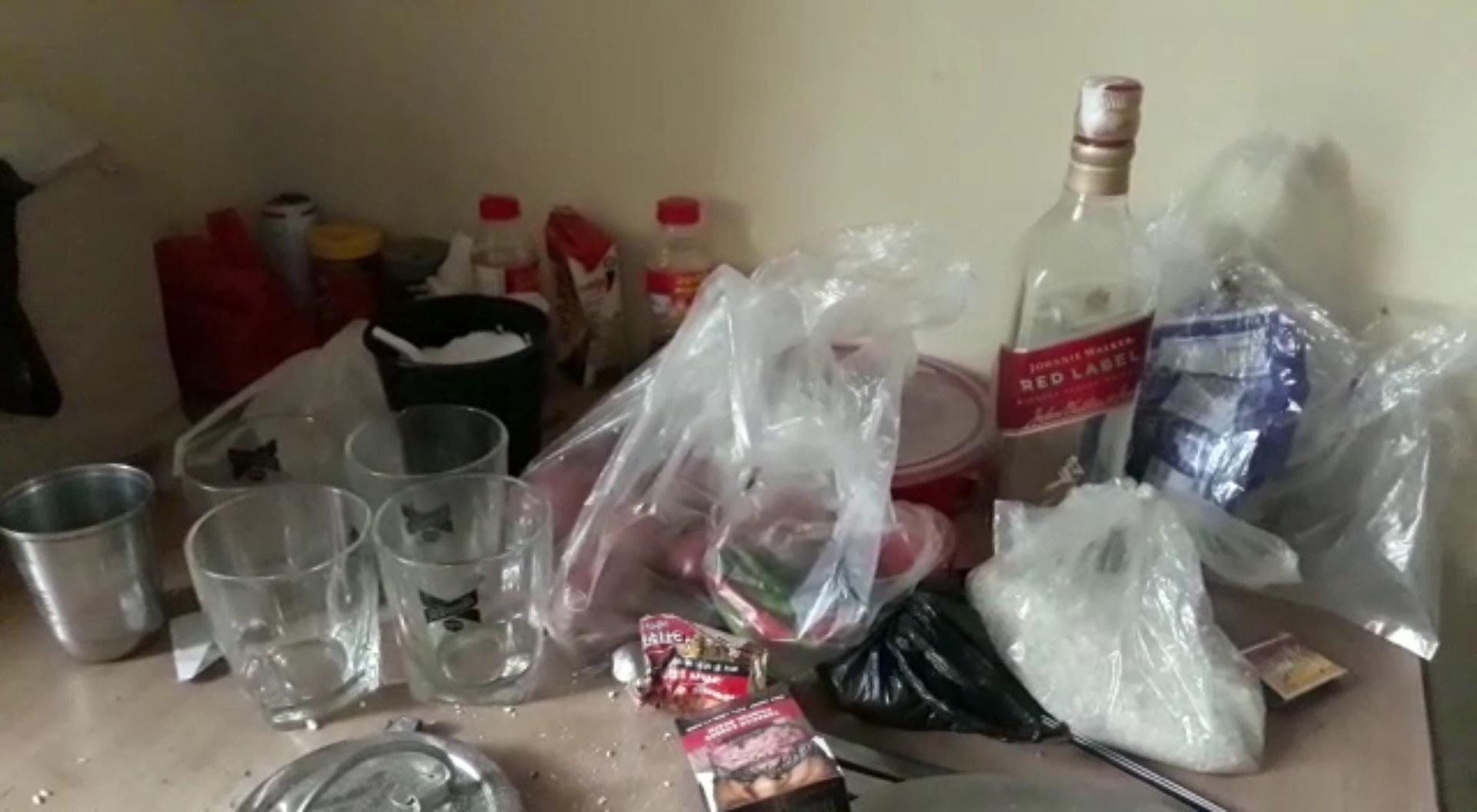 हॉस्टल से मिली शराब की बोतलें