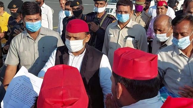 सैफई हवाईपट्टी पर कार्यकर्ताओं से मिले अखिलेश