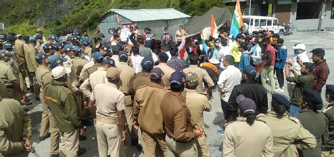 कांग्रेस कार्यकर्ताओं ने किया हंगामा