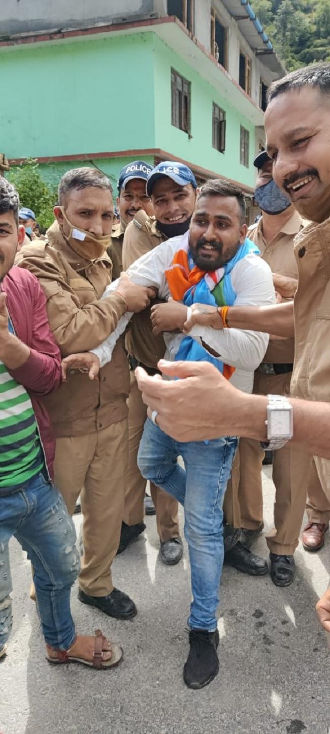 पुलिस ने कुछ कांग्रेसियों को किया गिरफ्तार