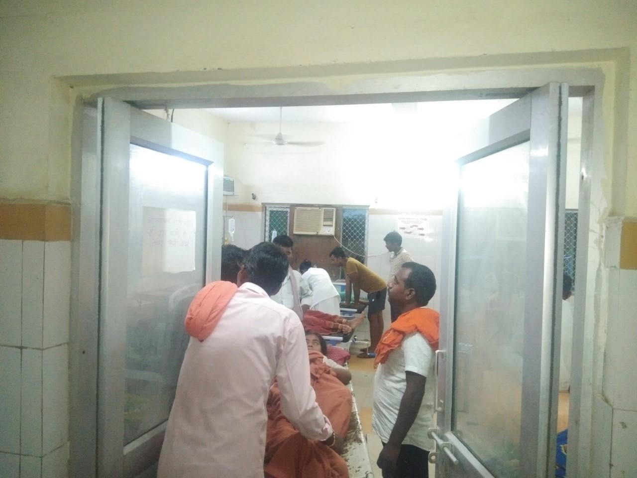 स्ट्रेचर पर ही हो रहा मरीजों का इलाज