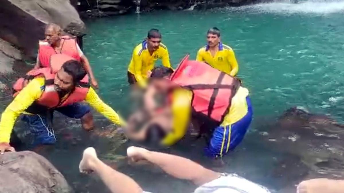 झरने के कुंड में डूबने से तीन की मौत.