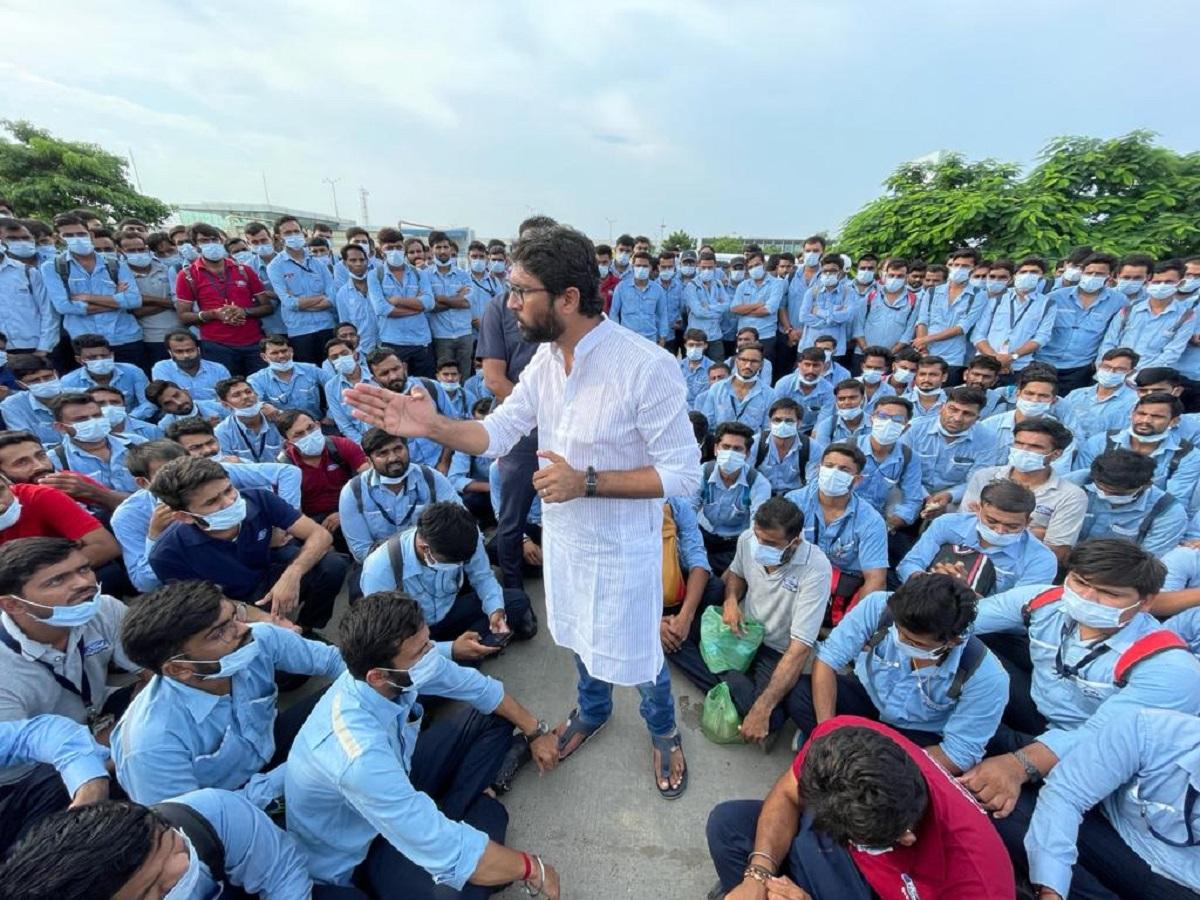 जिग्नेश मेवानी Ford के गुजरात प्लांट के बाहर