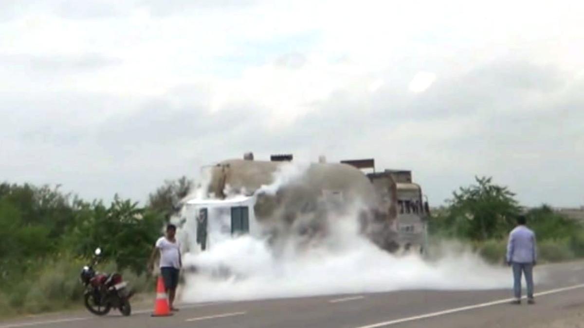 ट्रक के टैंकर से गैस र‍िसाव.