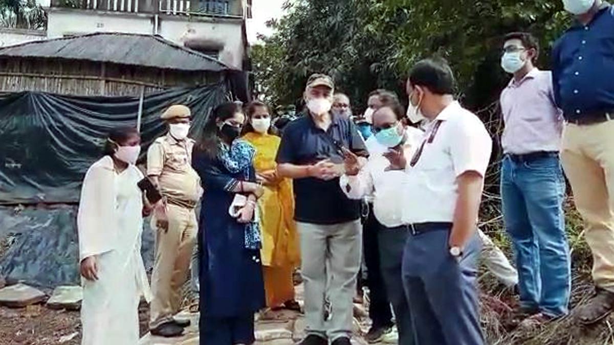 बाढ़ पीड़ितों से मिलतीं लेडी अफसर.