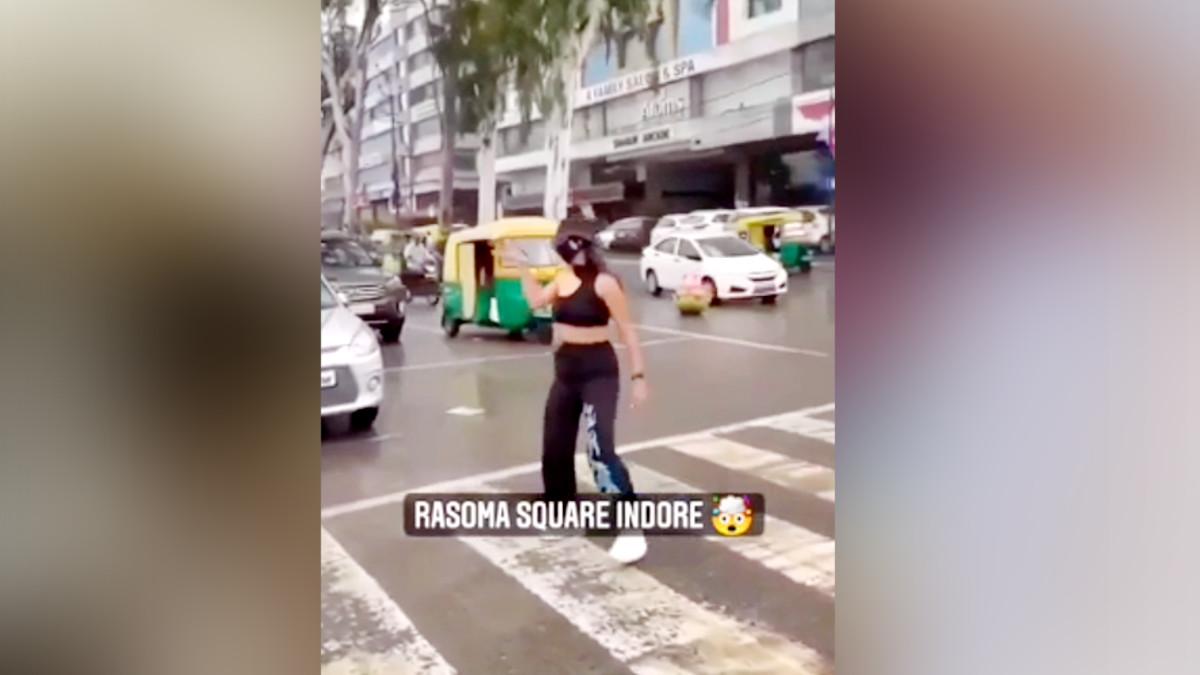 चौराहे पर डांस करते देख चौंके लोग.