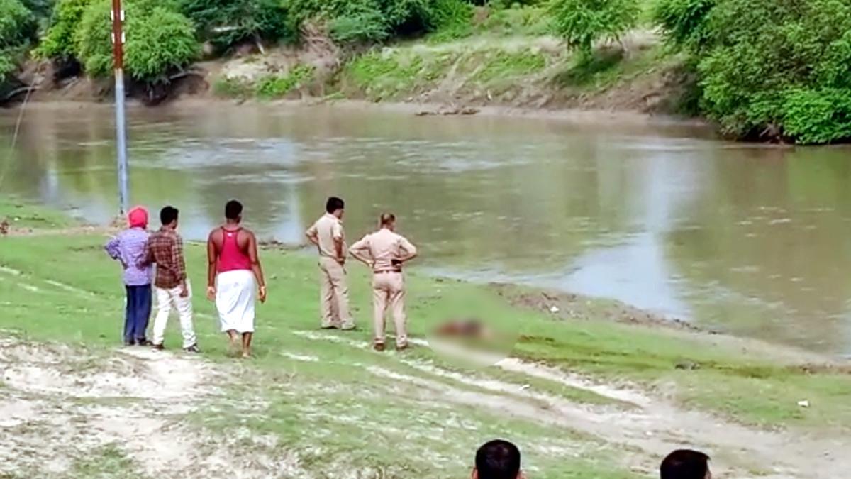 नदी के पास पड़ी मिली महिला की बॉडी.