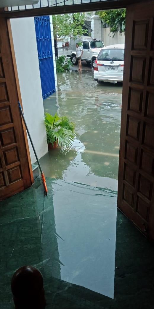 लखनऊ में भारी बारिश से भरा पानी