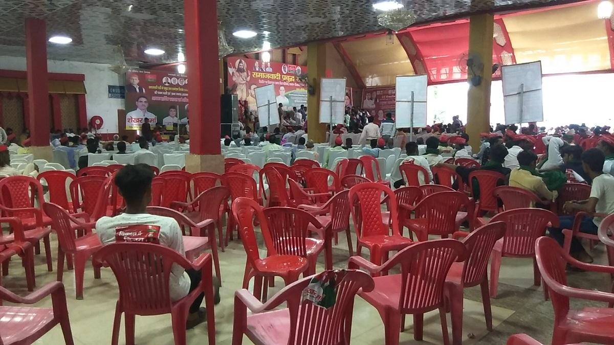 कार्यक्रम में खाली दिखाई दीं कुर्सियां