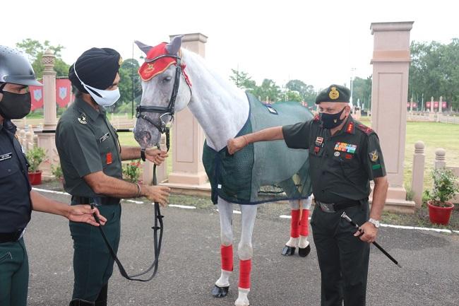 ओटीए चेन्नई के कमांडेंट ने सम्मान किया पिन