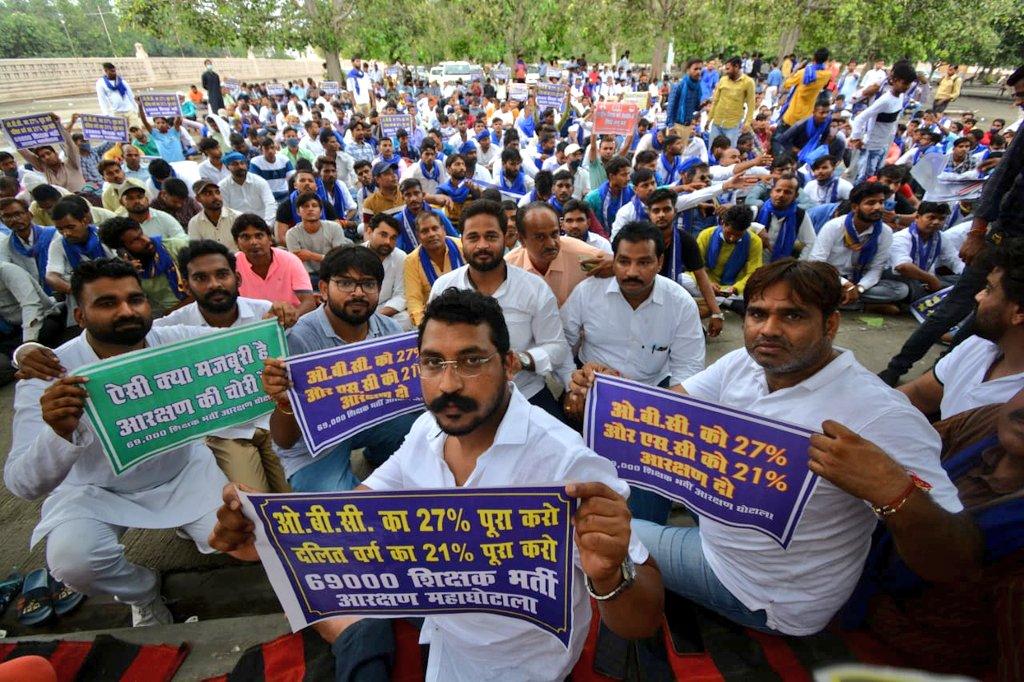 छात्रों को धरने में चंद्रशेखर आजाद