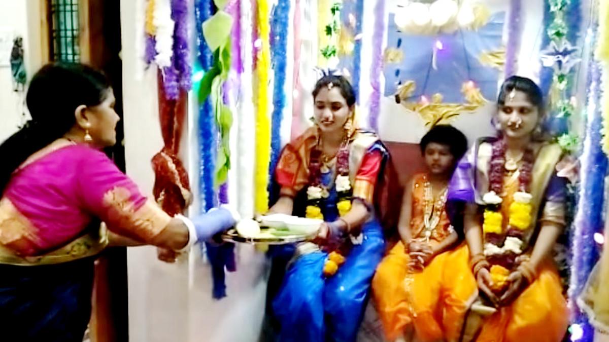 बहुओं की पूजा करती सास.