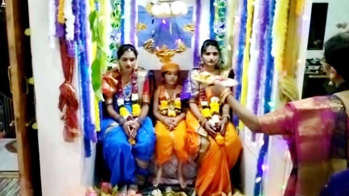 लक्ष्मी-गौरी के रूप में बहुओं की पूजा.