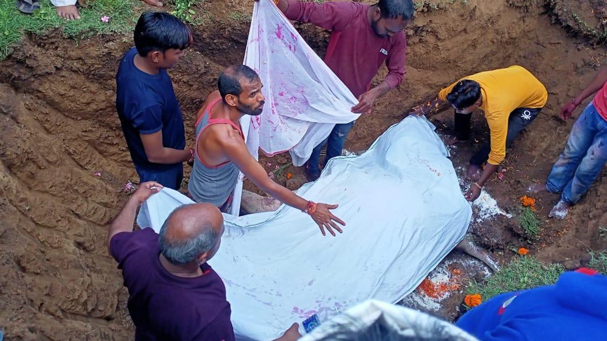 सांड का अंत‍िम संस्कर.