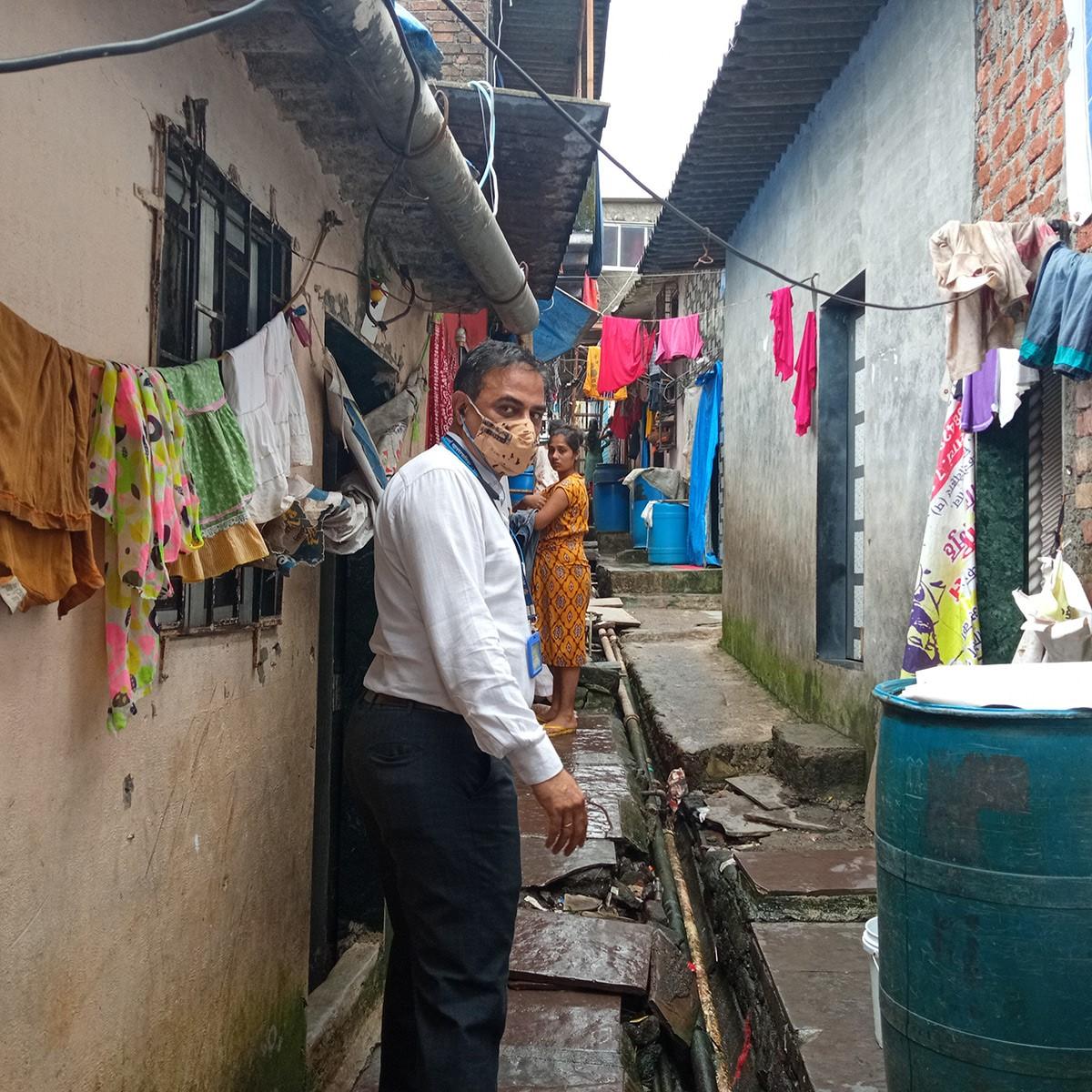 झुग्गी का दौरा करते प्रिंसिपल (aajtak.in)