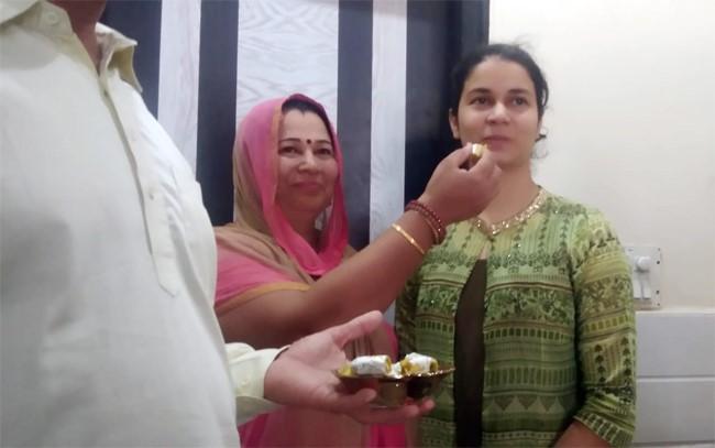 अपने पिता के साथ निध‍ि