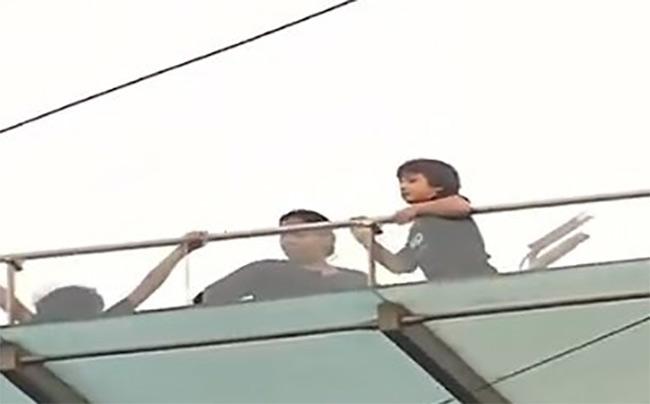 अबराम ने किया फैन्स का स्वागत