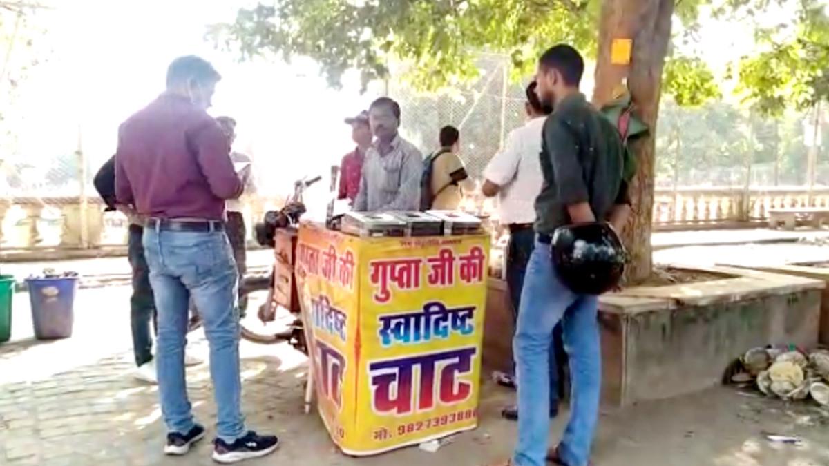 दोपह‍िया वाहन पर ही लगाते हैं दुकान.