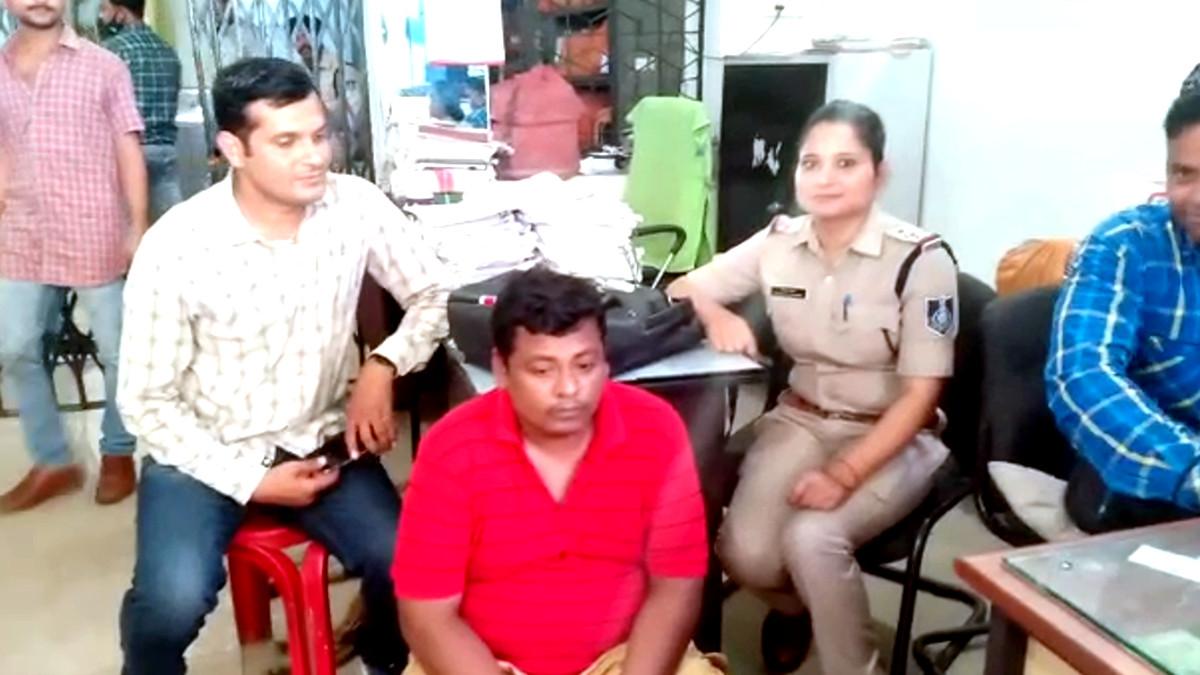 पुलिस गिरफ्त में आरोपी.