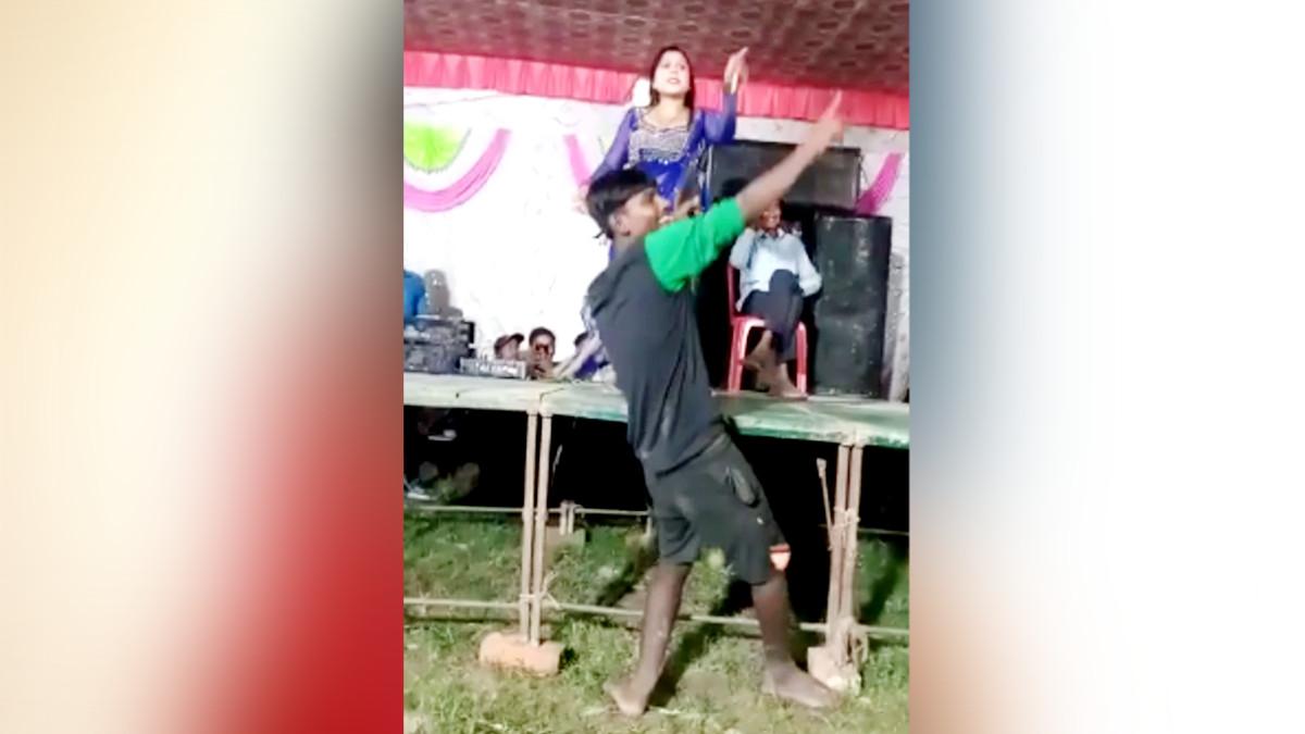 तमंचे पर ड‍िस्को करता युवक.