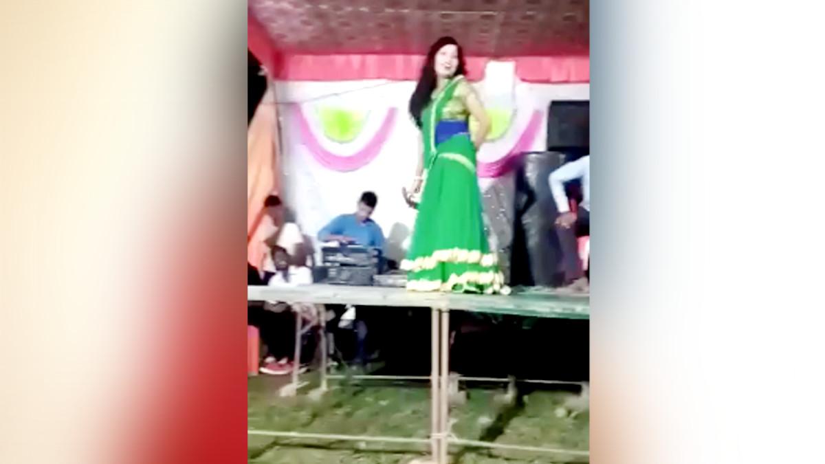 श्राद्ध कार्यक्रम में बार बालाओं का डांस. 