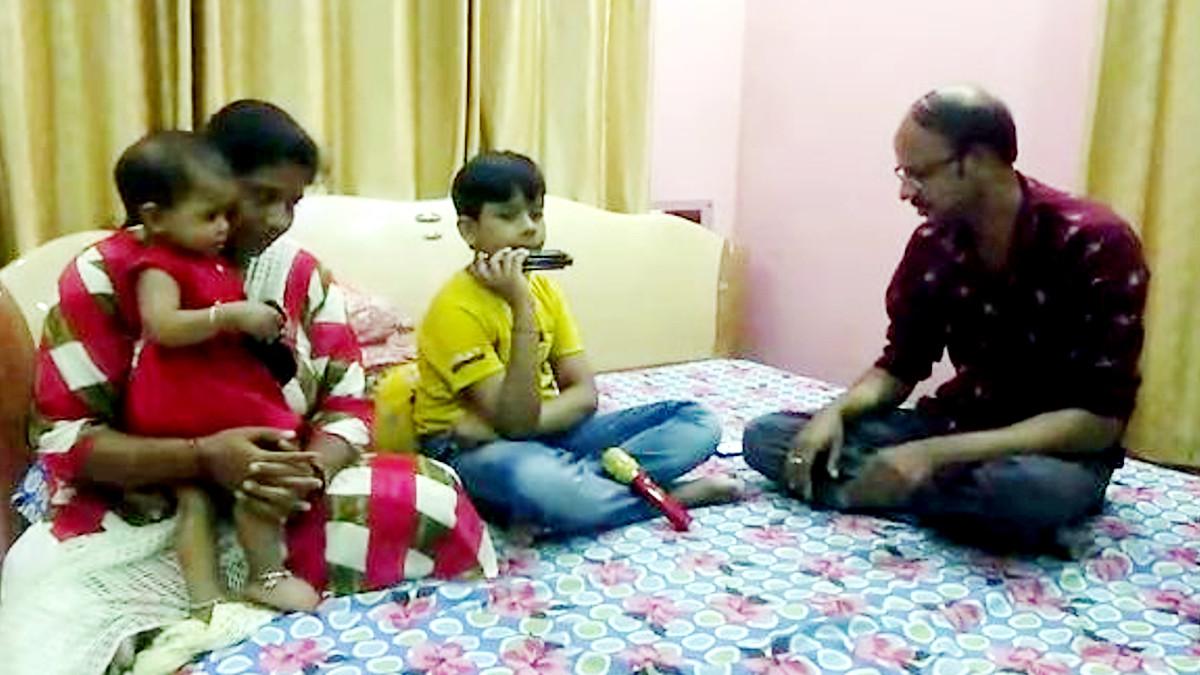 अपने पर‍िवार के साथ संतम.