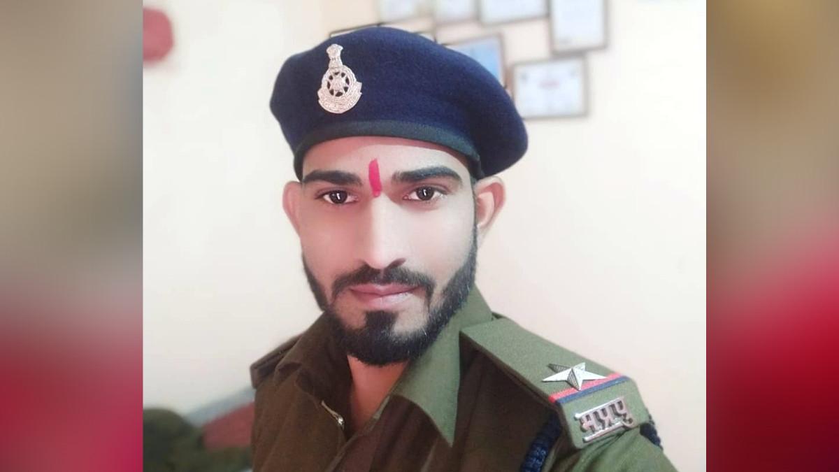 इंदौर: शादी के लिये बना नकली सब-इंस्पेक्टर, युवती को पता चला तो खुद पकड़कर  पहुंची थाने - Fake sub inspector cheat women lakhs of rupees undercover  police officer indore tsts - AajTak