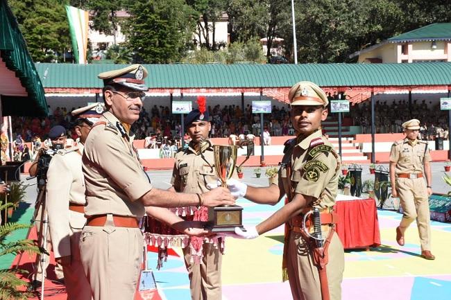 डॉक्टर विशाल को बेस्ट ट्रेनी का पुरस्कार