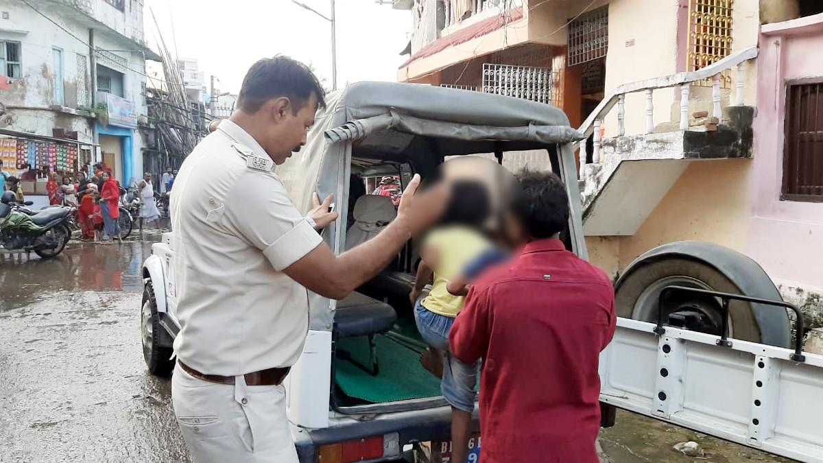 बच्चों को बेचने की कोश‍िश कर रहे प‍िता को थाने ले जाती पुल‍िस. 