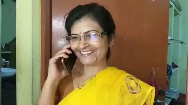 टॉपर बेटे को फोन पर दी मां ने बधाई