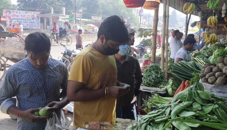 लोग अब कम सब्जी खरीदने को मजबूर हुए