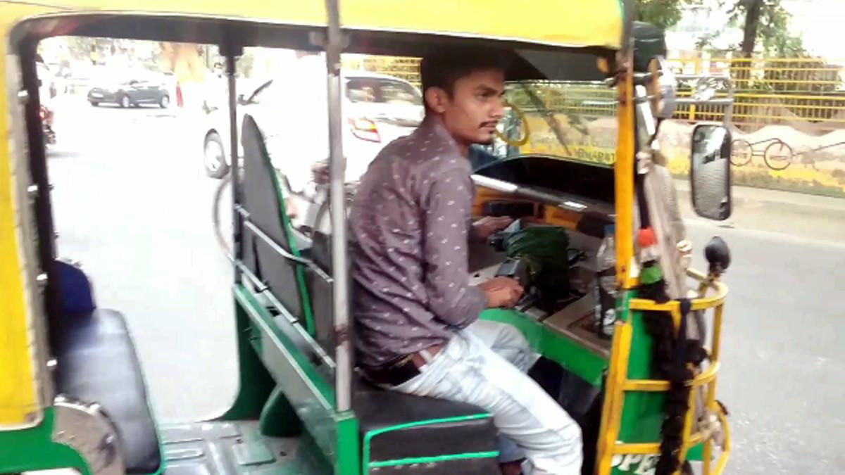 ईमानदार ऑटो ड्राइवर.