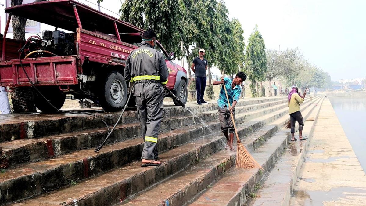 घाटों पर हो रही साफ-सफाई