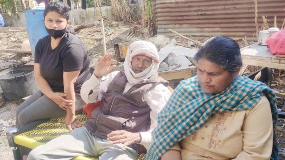 माता-पिता से सरकार से बेटी के लिए मांगी नौकरी 