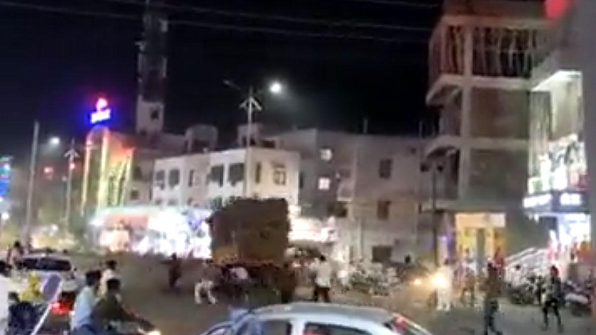 गन्नों से लदी ट्रैक्टर ट्रॉली बिजली के खंबे से टकराई जलने लगी लाइट 