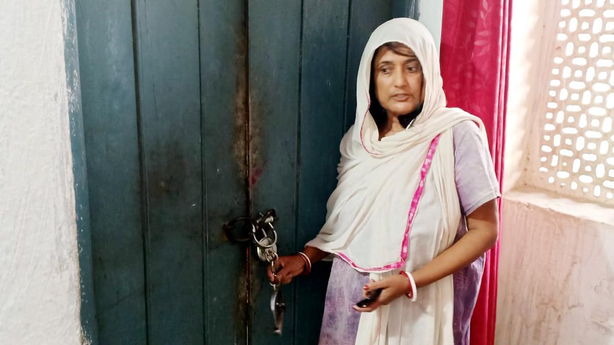 दरवाजे पर लगी हथकड़ी.