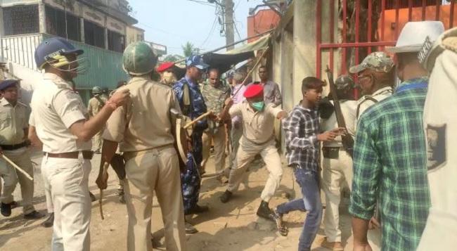 हालात काबू करने के लिए पुलिस को करना पड़ा लाठीचार्ज