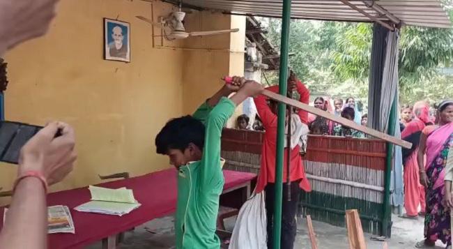 आक्रोशित भीड़ ने थाने में की तोड़फोड़