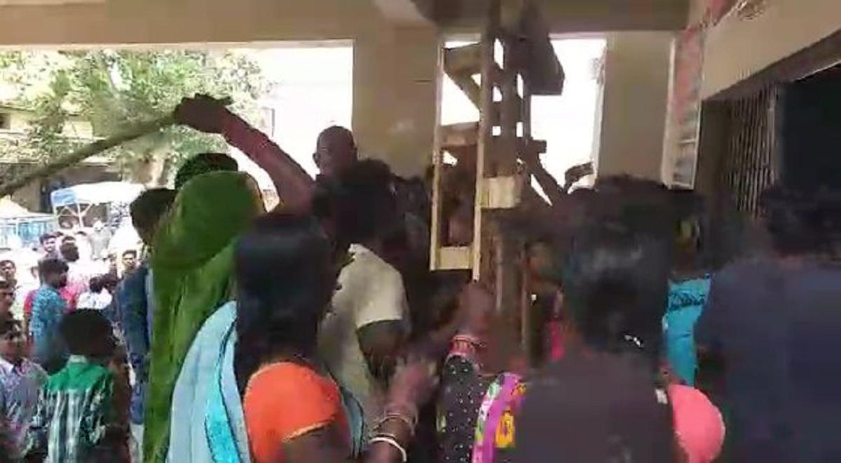 थाने पहुंची भीड़