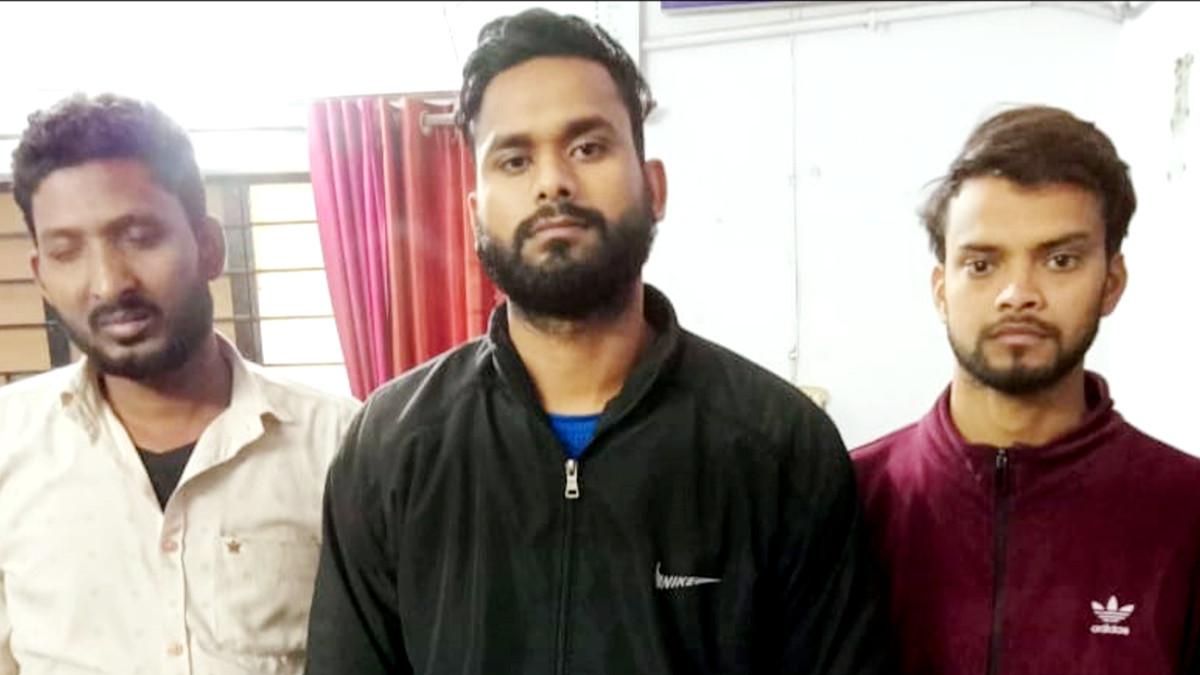 पुल‍िस ग‍िरफ्त में आरोपी. 