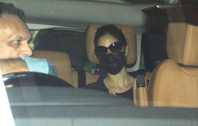 जिम के बाहर स्पॉट हुईं कटरीना