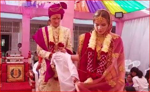 क्रिस और जूलिया ने गुजरात में हिंदू रीति रिवाज से की शादी.