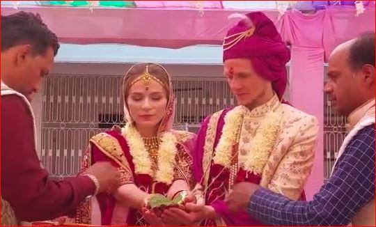 क्रिस और जूलिया ने गुजरात में हिंदू रीति रिवाज से की शादी.